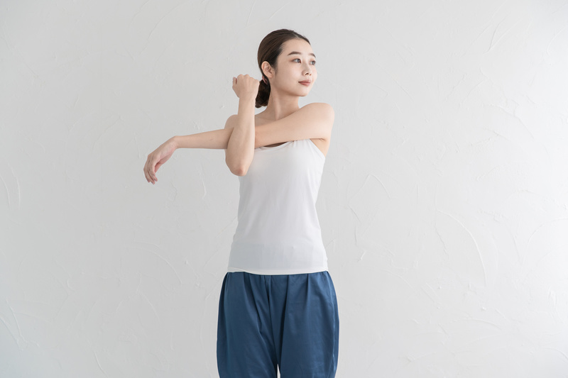 室内でストレッチ・体操をする女性
